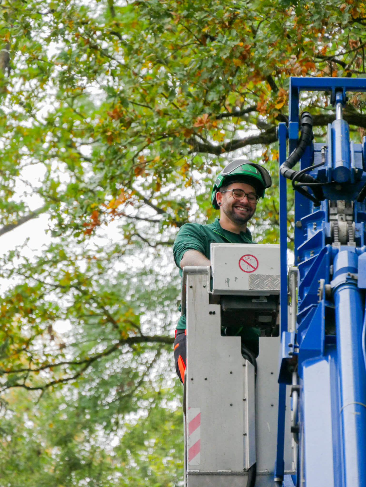 Nahaufnahme einer Hebebühne und Marco Meindl